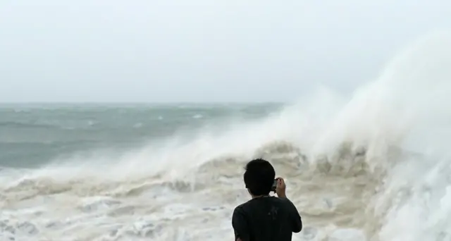 Tifone, allerta evacuazione per 7mln