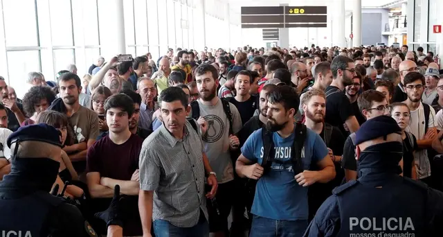 Cariche polizia ad aeroporto Barcellona