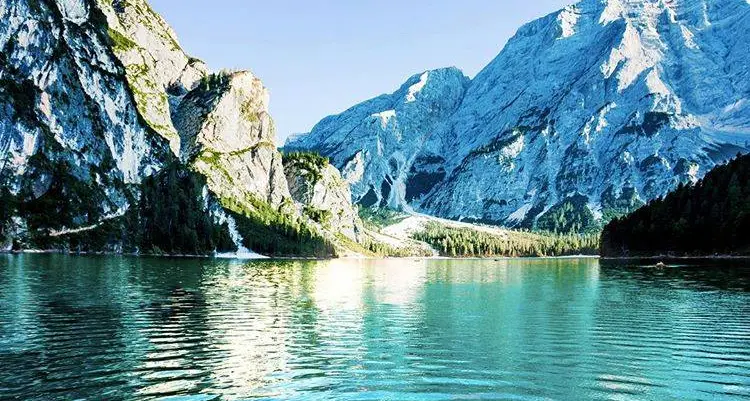 Lago di Braies, la gita in barca finisce con un bagno nelle acque gelide