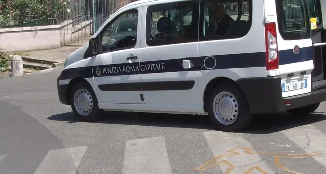 Bus contro albero a Roma, feriti