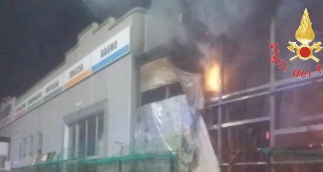 In fiamme attività commerciale, indagini