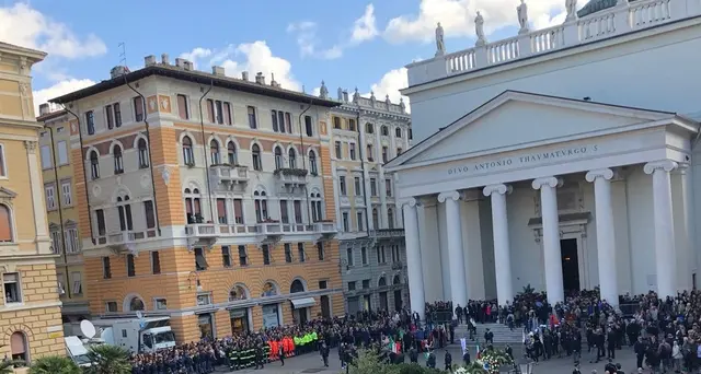 Sparatoria Questura: funerali, folla