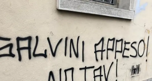 Migranti, pulite scritte contro Salvini