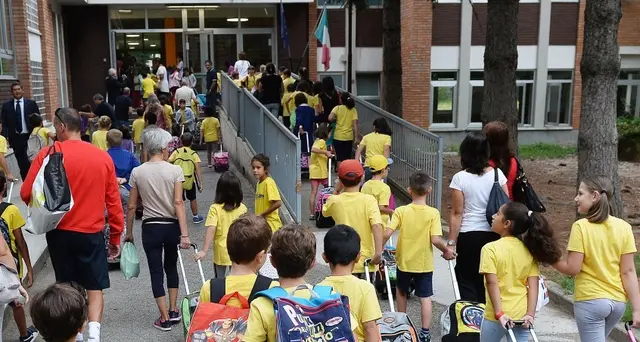 Alunno precipita a scuola, grave