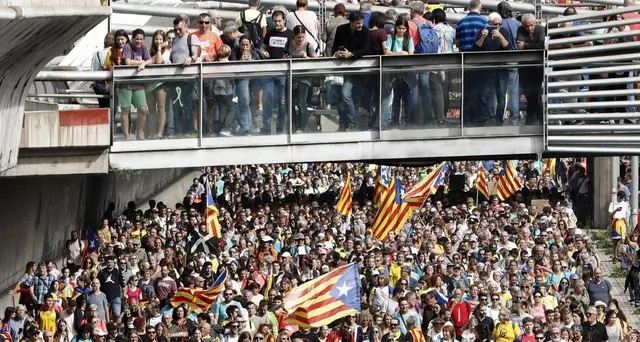Migliaia in piazza a Barcellona