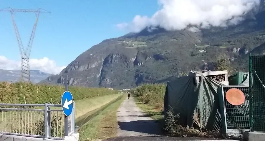 Mezzi in transito lungo il fossato, «Serve il cancello»