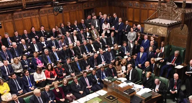 Stop a Johnson,Westminster rinvia Brexit