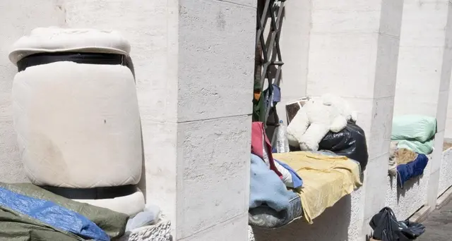 Clochard trovato morto e legato