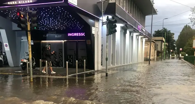 Nubifragio a Milano, città allagata