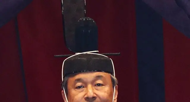 Giappone, incoronato imperatore Naruhito