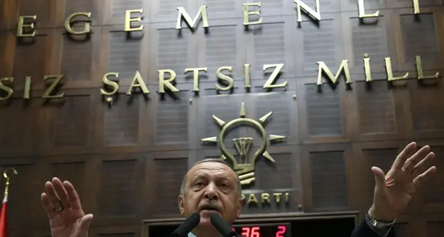 Erdogan, via i curdi o riparte l'attacco