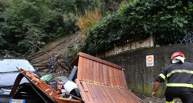 Frana su casa a Campo Ligure, salvati
