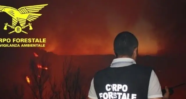 Fiamme nell'Oristanese, evacuato resort