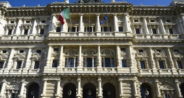 Prof bacia alunna delle medie,condannato