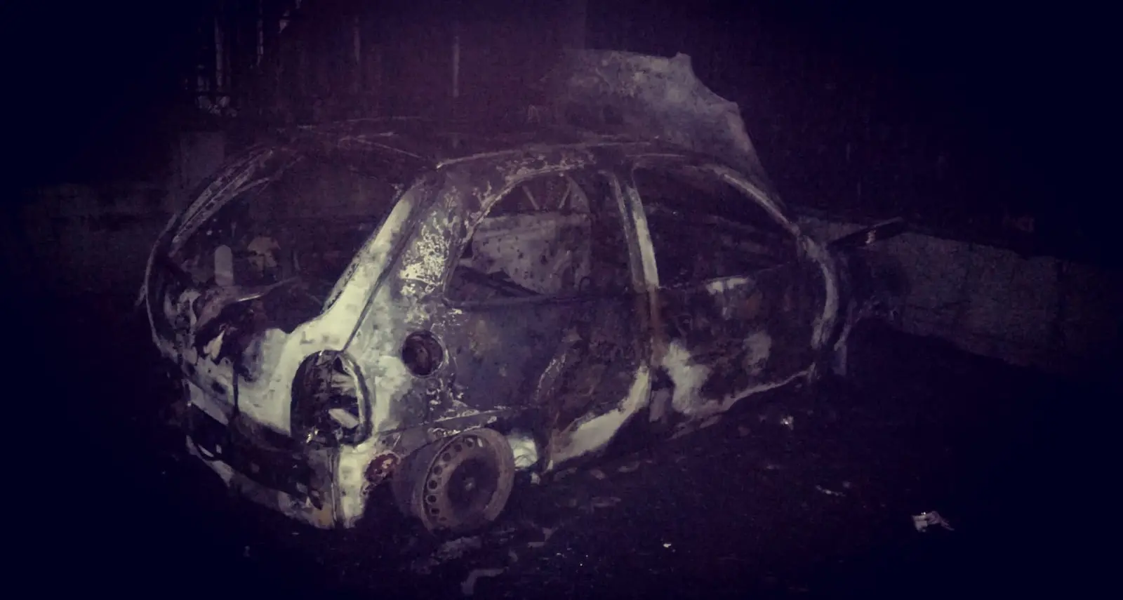 Auto in fiamme in un cortile interno di piazza Matteotti