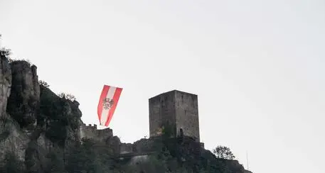 Gli Schützen issano la bandiera austriaca alle porte di Bolzano