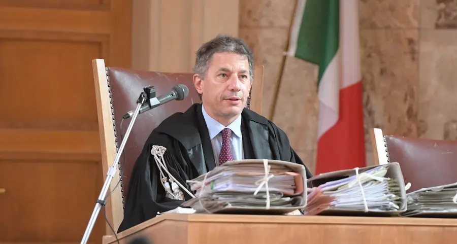 Vendetta a colpi di piccone in negozio