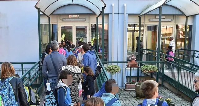 Denuncia botte a bimba, sospesa maestra