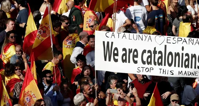 Barcellona marcia contro indipendentisti