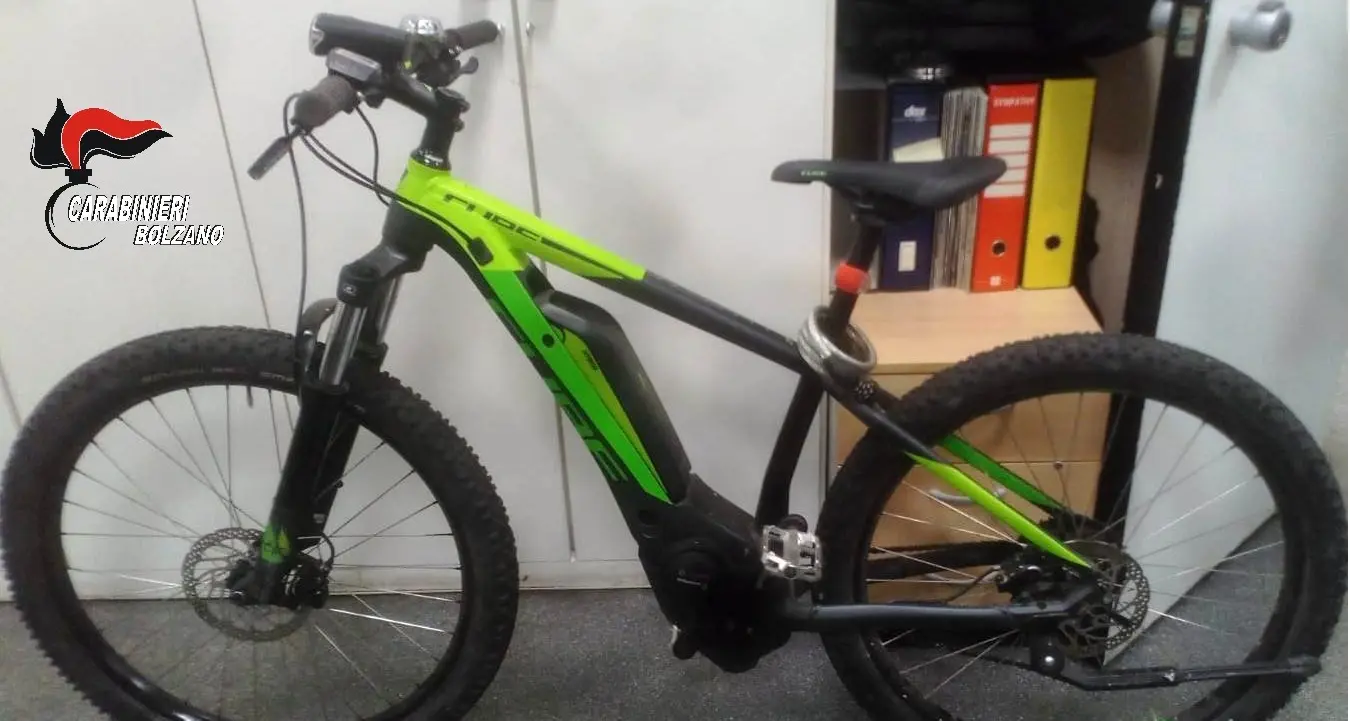 Bolzano, fermato dai carabinieri in sella all'e-bike rubata, denunciato