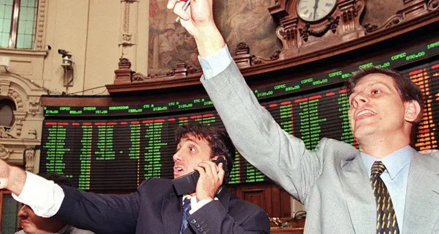 Cile, moneta ai minimi sul dollaro