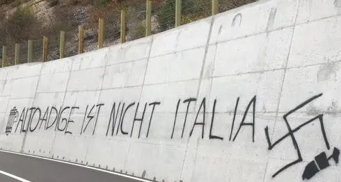 Mendola, coperti gli slogan con la svastica