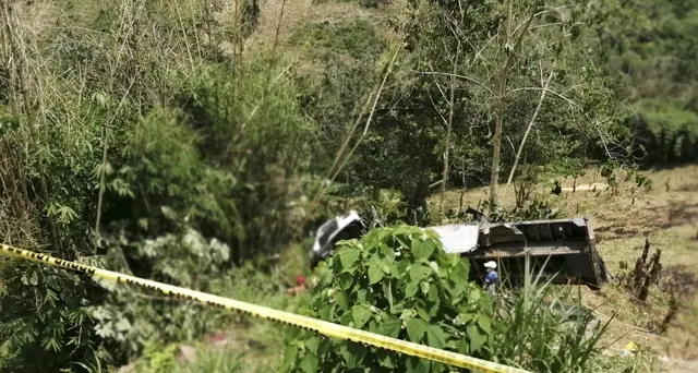 Filippine, camion in burrone: 19 morti