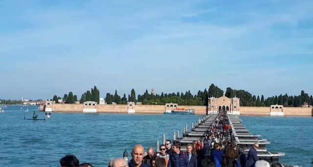 Venezia, ponte barche per il cimitero