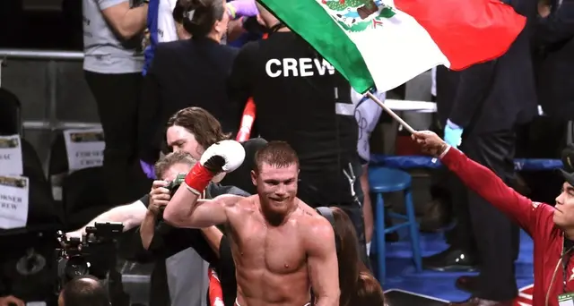 Boxe: Canelo fa storia, ora ha 3 titoli