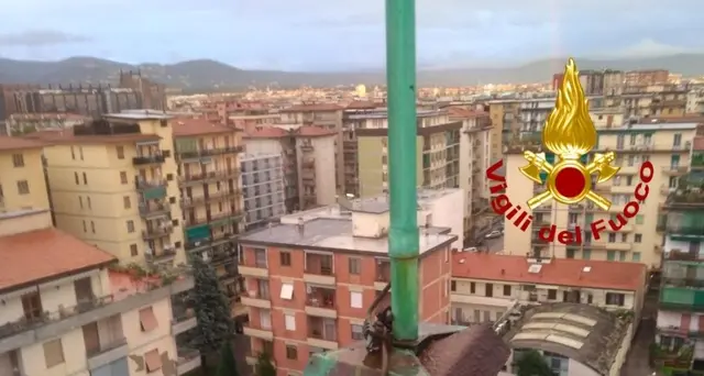 Fulmine 'centra' campanile a Firenze