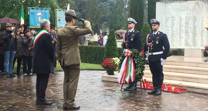 Autorità civili e militari ricordano i caduti di tutte le guerre