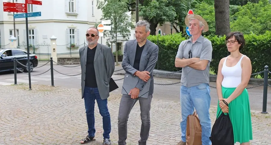Merano Arte toglie il velo alla nuova statua di Kafka