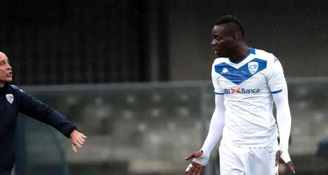 La risposta di Balotelli: \"Piccoli esseri ignoranti\"