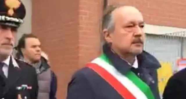Folla commossa a camera ardente pompieri