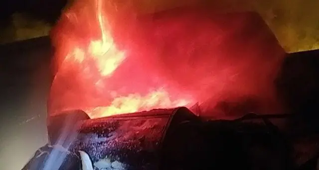 Tir va a fuoco e esplode, 2 Vvf feriti