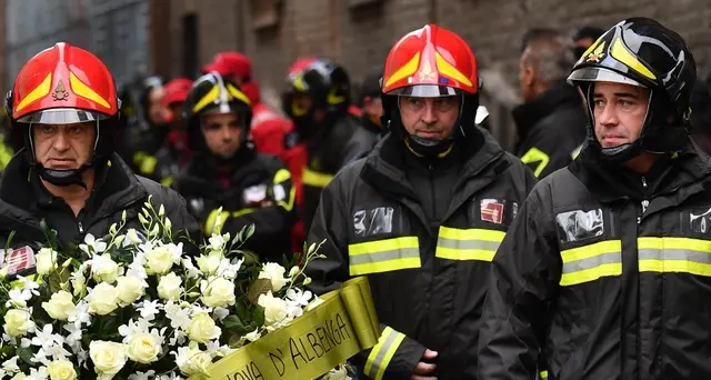 Feretri Vigili Fuoco tra ali di folla