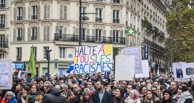 10.000 contro islamofobia a Parigi