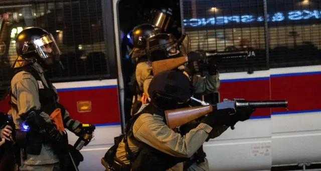 Hong Kong, polizia spara e ferisce due