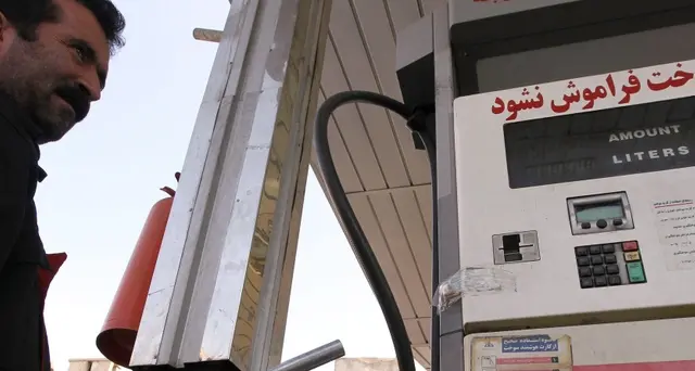 Iran raziona il petrolio e alza prezzi