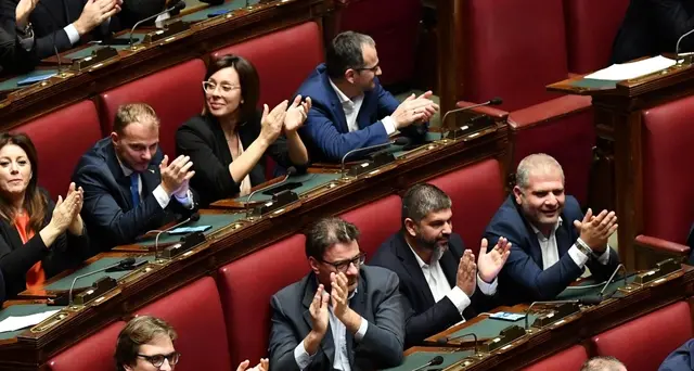 Dl ministeri, governo pone la fiducia