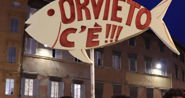Sardine in piazza nel centro di Perugia
