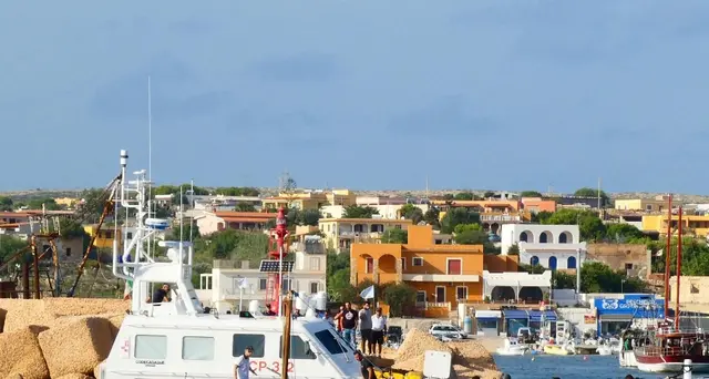 Salvati 143 migranti, disperse due donne