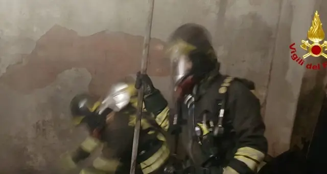 Esplode negozio, 4 Vvf e 4 Ps feriti