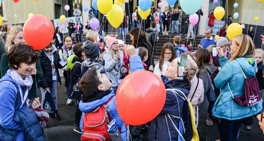 Giornata Onu dell’Infanzia, palloncini colorati per i diritti