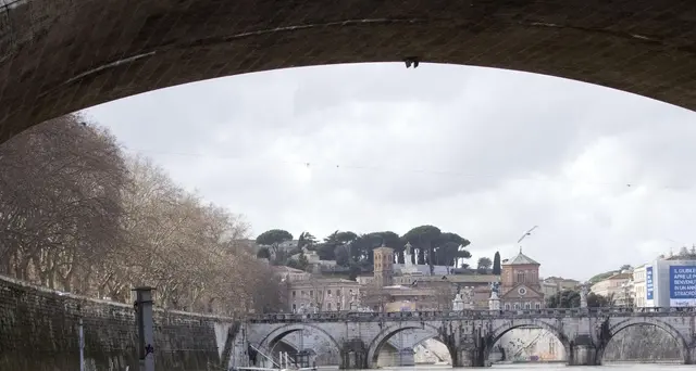 Tevere sorvegliato, banchine chiuse