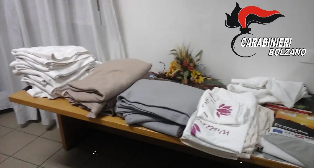 Se ne vanno dall'hotel rubando un giubbotto, accappatoi, asciugamani e coperte: denunciati