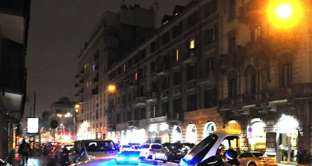 In auto uccide motociclista e si spara