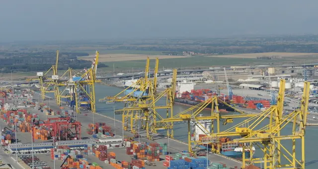 Fiamme su cargo a Livorno, nessun ferito