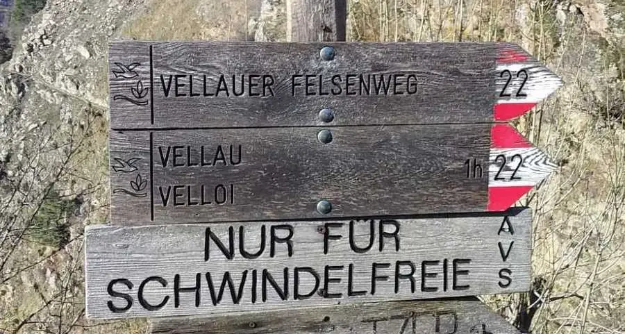Velloi, il cartello dell’Alpenverein è solo in tedesco