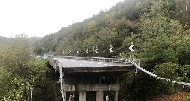 Vigilante fermo su orlo baratro viadotto